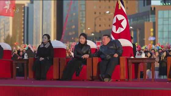 북한 김정은 국무위원장과 딸 주애가 16일 평양 화성지구 1만 세대 '살림집' 준공식 축하공연을 보며 손을 잡고 있다. 〈출처: 조선중앙TV 캡처〉