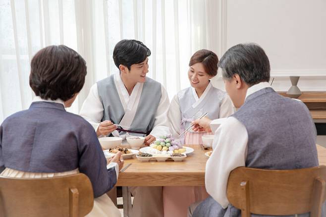 기름지고 열량이 높은 명절 음식을 과식했다면 몸을 적당히 움직이고, 물을 잘 마시는 등 피해를 줄이는 요령이 필요하다. 사진=클립아트코리아