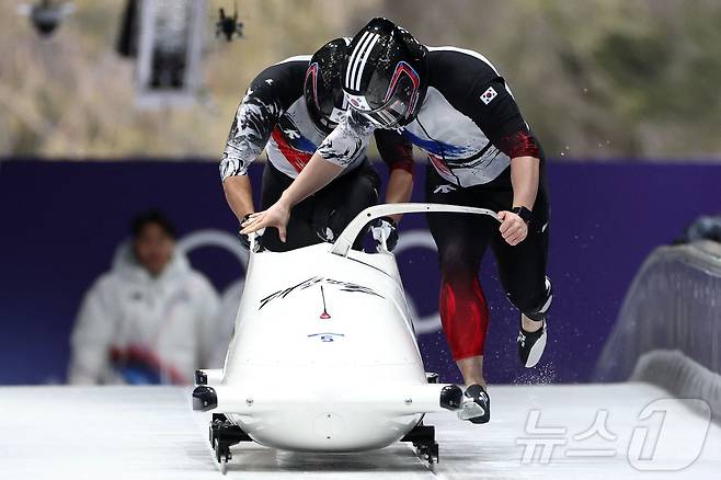 봅슬레이 김진수팀이 남자 2인승 경기에서 힘차게 출발하고 있다.ⓒ AFP=뉴스1