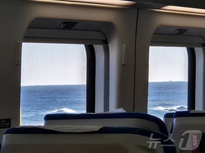 동해선 KTX-이음 열차 객실 창문 너머로 동해의 파도와 수평선이 한눈에 들어오고 있다. ⓒ 뉴스1 윤왕근 기자