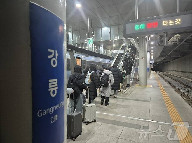 지난해 12월 31일 강원 강릉역에서 동해선 KTX를 이용해 도착한 관광객들이 캐리어를 끌며 승강장을 빠져나오고 있다.  ⓒ 뉴스1 윤왕근 기자