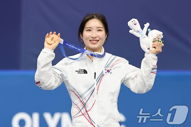 쇼트트랙 김길리가 16일(현지시간) 이탈리아 밀라노 아이스스케이팅 아레나에서 열린 2026 밀라노·코르티나담페초 동계올림픽 쇼트트랙 여자 1000m 시상식에서 동메달을 들어보이고 있다. 2026.2.16 ⓒ 뉴스1 김진환 기자