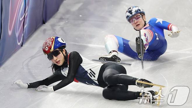 쇼트트랙 대표팀 김길리가 10일(현지시간) 이탈리아 밀라노 아이스 스케이팅 아레나에서 열린 혼성 2,000m 계주 준결승에서 넘어지고 있다. 2026.2.10 ⓒ 뉴스1 김진환 기자