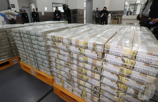 설날을 앞둔 11일 서울 중구 한국은행 본점에서 현금 운송 관계자들이 시중은행에 공급될 설 자금 방출 작업을 하고 있다. 2026.2.11 ⓒ 뉴스1 사진공동취재단