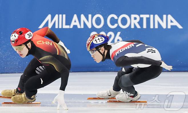 쇼트트랙 임종언이 16일(현지시간) 이탈리아 밀라노 아이스스케이팅 아레나에서 열린 2026 밀라노·코르티나담페초 동계올림픽 쇼트트랙 남자 500m 예선에서 질주하고 있다. 왼쪽은 중국으로 귀화한 린샤오쥔(임효준). 2025.2.16 ⓒ 뉴스1 김진환 기자