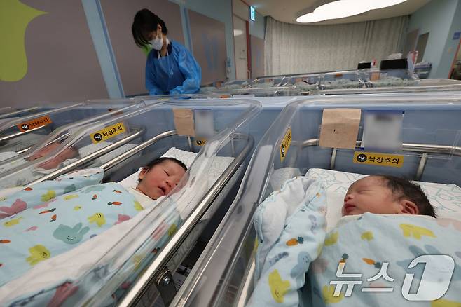 28일 경기 고양시 일산차병원 신생아실에서 간호사가 아기를 돌보고 있다. 2026.1.28 ⓒ 뉴스1 황기선 기자