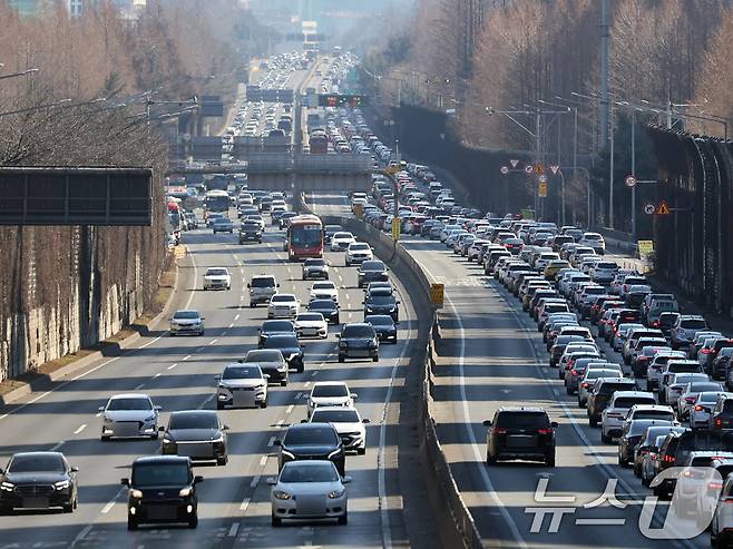 설날 당일인 17일 오후 서울 서초구 잠원IC 인근 경부고속도로 상행선(왼쪽)·하행선 방향 차량들이 서행하고 있다. 한국도로공사에 따르면 이날 전국에서 자동차 615만대가 고속도로를 이용할 것으로 보고 있다. 수도권에서 지방으로 향하는 차량은 44만대, 지방에서 수도권으로 향하는 차량은 47만대로 예상했다. 2026.2.17 ⓒ 뉴스1 황기선 기자