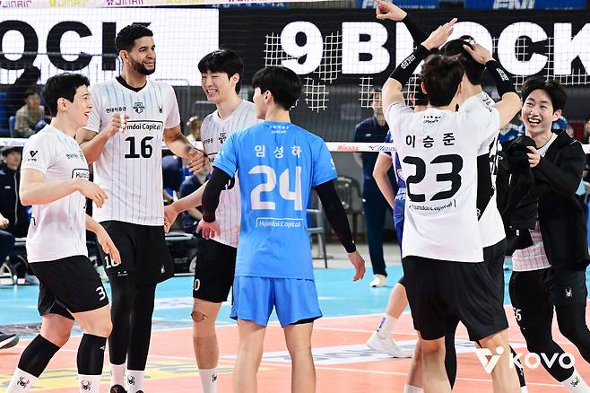 현대캐피탈이 삼성화재와 원정 경기에서 승리 후 기뻐하고 있다. (KOVO 제공)