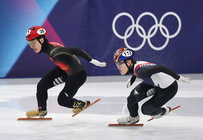 질주하는 임종언(오른쪽)과 린샤오쥔.  사진 | 밀라노=연합뉴스