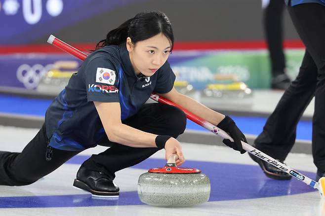 투구하는 김민지. 사진 | 코르티나담페초=연합뉴스