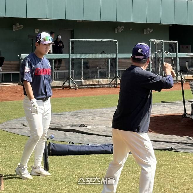 김태형 감독이 김세민에게 타격 지도를 하고 있다. 타이난 | 박연준 기자 duswns0628@sportsseoul.com