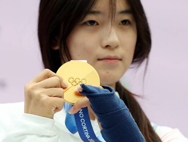 2026 밀라노ㆍ코르티나담페초 동계올림픽 스노보드 여자 하프파이프에서 금메달을 차지한 최가온이 15일(한국시간) 이탈리아 밀라노 코리아하우스에서 열린 대한체육회 공식 기자회견에서 금메달을 들어 보이고 있다. 사진 | 밀라노=연합뉴스