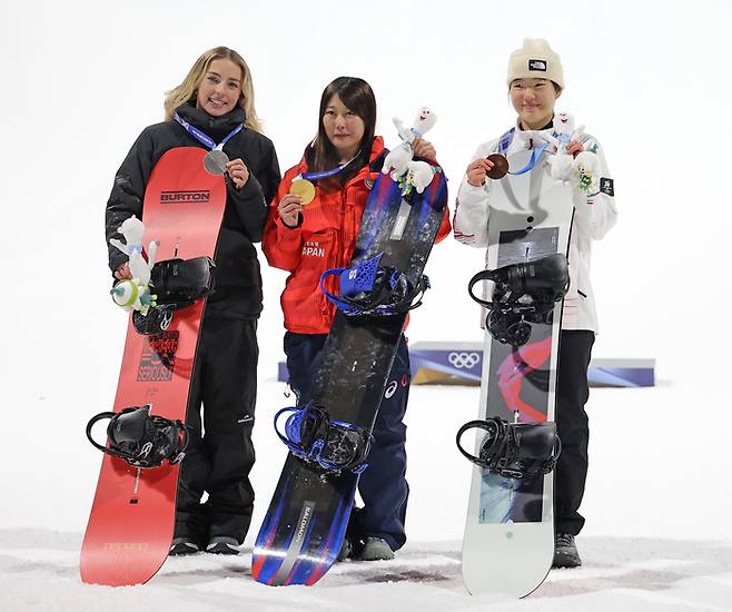 유승은이 10일(한국시간) 이탈리아 리비뇨 스노파크에서 열린 2026 밀라노-코르티나담페초 동계올림픽 스노보드 여자 빅에어 시상식에서 금메달을 차지한 일본의 무라세 고코모, 은메달을 차지한 뉴질랜드의 조이 사도스키 시넛과 기념촬영을 하고 있다. 사진 | 리비뇨=연합뉴스