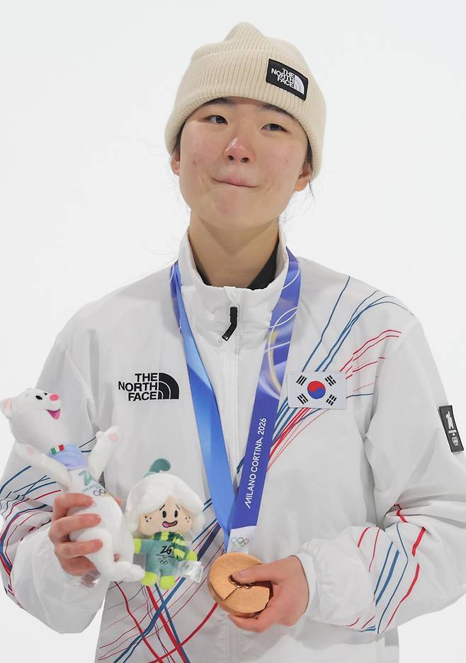 유승은이 10일(한국시간) 이탈리아 리비뇨 스노파크에서 열린 2026 밀라노-코르티나담페초 동계올림픽 스노보드 여자 빅에어 시상식에서미소를 짓고 있다. 사진 | 밀라노=연합뉴스