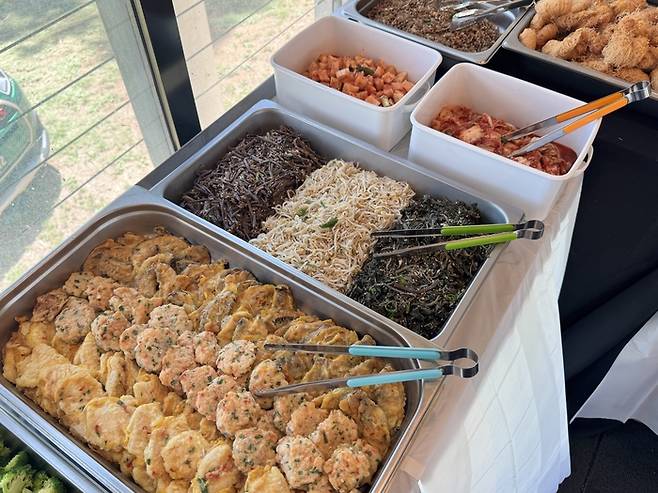 호주 시드니 블랙타운 야구장에서 진행된 스프링캠프 점심시간에 두산 선수들에게 제공된 명절 음식. 사진 | 두산 베어스