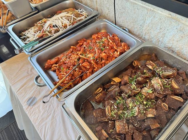 호주 시드니 블랙타운 야구장에서 진행된 스프링캠프 점심시간에 두산 선수들에게 제공된 명절 음식. 사진 | 두산 베어스