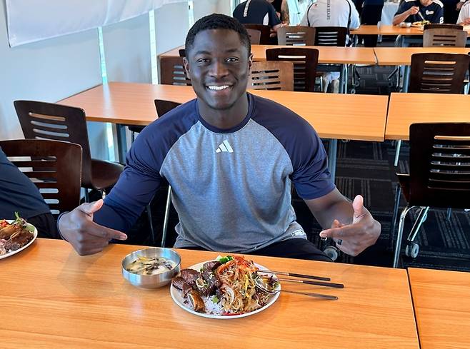 두산 카메론이 17일 호주 시드니 블랙타운 야구장에서 진행된 스프링캠프 점심시간에 포즈를 취하고 있다. 사진 | 두산 베어스