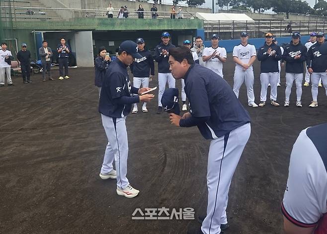 2026 WBC 대표팀 류지현 감독이 17일 설날을 맞아 세뱃돈을 준비했다. 투수조 대표 류현진이 나서 봉투를 받고 있다. 오키나와 | 김동영 기자 raining99@sportsseoul.com