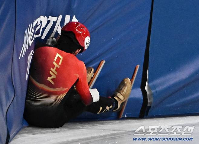 15일(한국시간) 이탈리아 밀라노 아이스스케이팅 아레나에서 쇼트트랙 남자 1500m 예선이 열렸다. 코너에서 미끄러지며 예선 탈락한 중국 린샤오쥔. 밀라노(이탈리아)=송정헌 기자songs@sportschosun.com/2026.02.15/