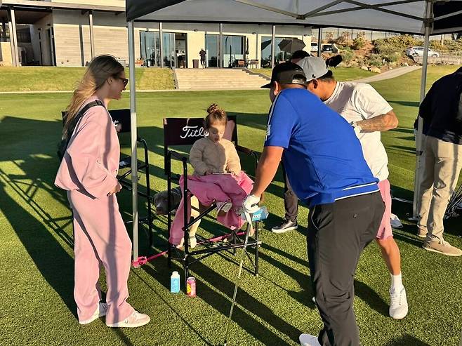 앤서니 김 가족과 반갑게 인사 나누는 임성재.&nbsp;