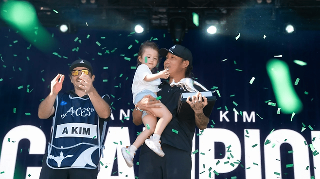 앤서니 김이 딸과 LIV 골프 애들레이드 우승 트로피를 안고 있다. LIV 골프