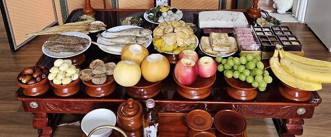 설 차례상 차림과 예절… 설 지방 순서 쓰는 법, 설 음식 놓는 법, 홍동백서, 조율이시=설은 한 해의 시작인 음력 1월 1일을 일컫는 말로 설날이라는 말과 같은 우리나라의 명절이다. 설은 시간적으로는 한 해가 시작되는 새해 새 달의 첫 날인데, 한 해의 최초 명절이라는 의미를 담고 있고, 민족 최대의 명절이다. ©bnt뉴스