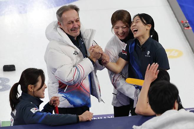 16일(현지시간) 이탈리아 코르티나담페초 컬링 올림픽 스타디움에서 열린 2026 밀라노ㆍ코르티나담페초 동계올림픽 컬링 여자 라운드로빈 한국과 중국의 경기에서 10-9로 승리를 거둔 한국 대표팀 선수들이 기 헤밍스 감독과 함께 기뻐하고 있다.연합뉴스