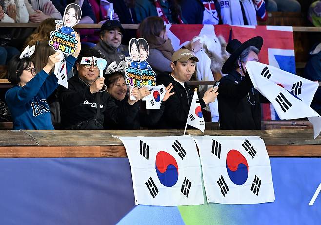 16일 이탈리아 코르티나 담페초에서 열린 밀라노-코르티나 2026 동계 올림픽 여자 컬링 조별리그 중국과의 경기에서 한국 팬들이 자국 팀을 응원하고 있다. EPA 연합뉴스