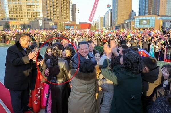김정은 북한 국무위원장과 딸 주애가 평양 화성지구 준공식에 참석해 주민들과 이야기를 나누고 있다./뉴스1