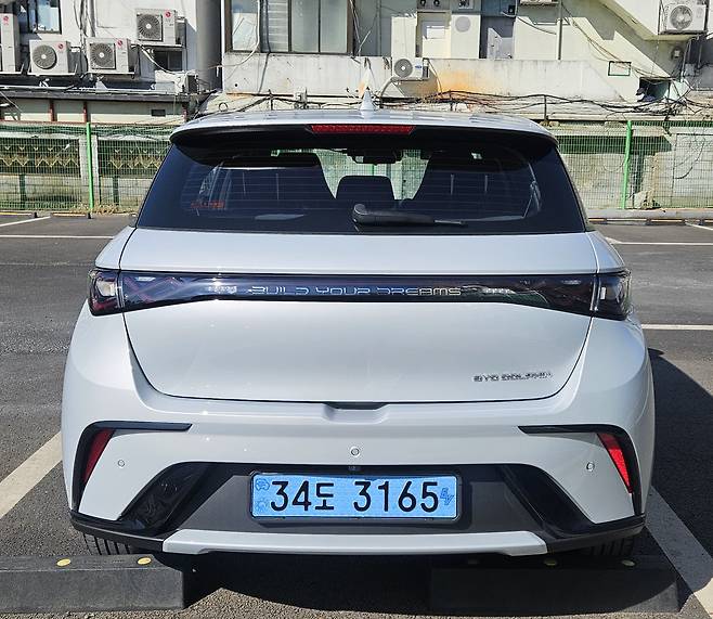 BYD 돌핀의 후면. /김지환 기자