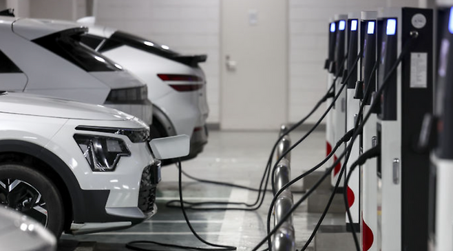 주차장에서 전기차들이 줄지어 충전을 하고 있다. ⓒ뉴시스