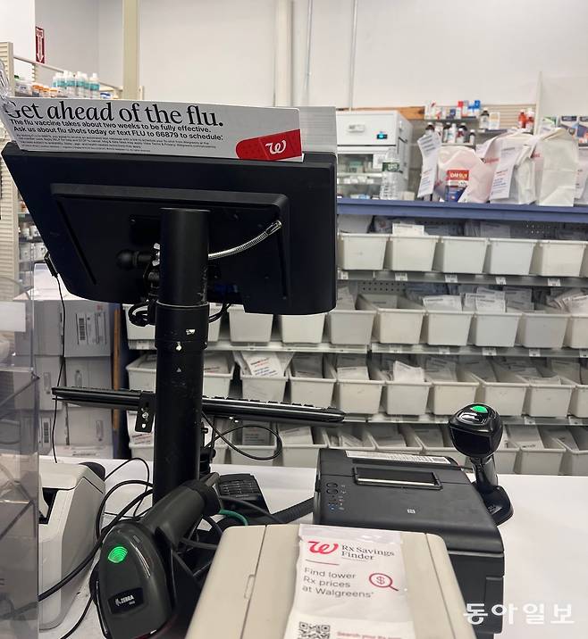 뉴욕의 한 약국 풍경. 일반적으로 진료 후 의사가 전산을 통해 환자의 집 근처나 선호하는 곳 근처 약국으로 처방전을 보내면, 환자는 해당 약국에 가서 이름을 말하고 자신의 약을 찾는 구조다. 종종 의사가 처방전을 잘못 쓰거나, 해당 약국에 지정한 약이 없어 병원에 수정을 요청하거나 ‘약국 뺑뺑이’를 돌게 되는 경우도 적지 않다. 뉴욕=임우선 특파원