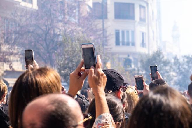 스마트폰 카메라는 셔터를 누르는 순간부터 수조 회의 AI 연산을 거쳐 사진을 완성한다. 전문가들은 이 과정에서 현실에 없던 요소가 추가될 수 있다고 경고한다. 게티이미지뱅크 제공
