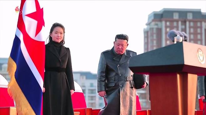 김정은 북한 국무위원장이 장녀 김주애와 함께 평양 화성지구에 조성된 '새별거리' 준공식에 지난 15일 참석했다고 16일 조선중앙TV가 대대적으로 보도했다. 조선중앙TV 갈무리/뉴시스