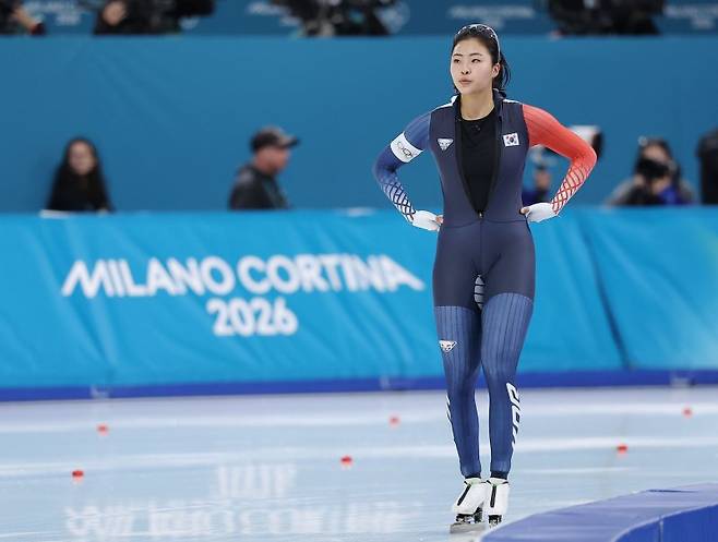 15일(현지시간) 이탈리아 밀라노 스피드스케이팅 스타디움에서 열린 2026 밀라노ㆍ코르티나담페초 동계올림픽 스피드스케이팅 여자 500m에 출전한 이나현이 경기를 마친 뒤 가쁜 숨을 내쉬고 있다.연합뉴스