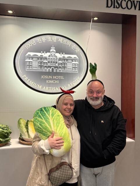 지난해 11월 웨스틴 조선 서울에서 열린 ‘김치 만들기 시연’이 외국인 관광객들의 인기를 끌었다. 웨스틴 조선 서울 제공