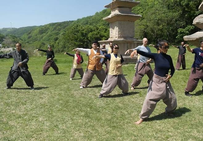 경북 경주시 골굴사 템플스테이 참가자들이 ‘선무도’(불교 전통 수행법)를 배우고 있다. 골굴사 누리집 갈무리