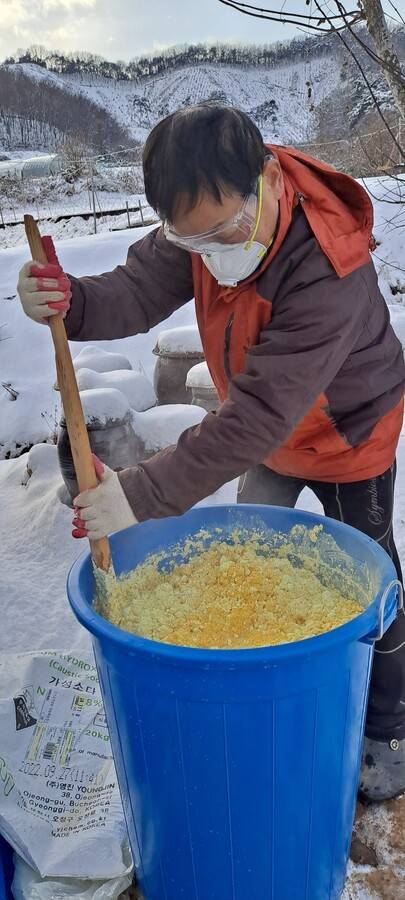 유황액을 만들 때 처음 5분 정도 냄새가 심하고 열이 섭씨 100도까지 올라간다. 그래서 야외에서 작업을 하고, 마스크와 보안경을 착용했다.
