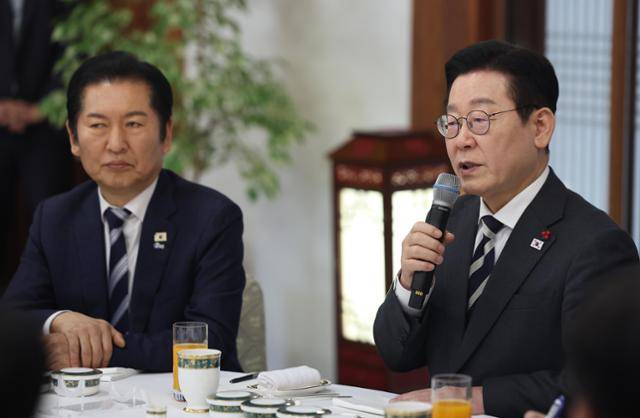 정청래 더불어민주당 대표가 지난달 16일 청와대 상춘재에서 열린 정당 지도부 초청 오찬에서 이재명 대통령의 발언을 듣고 있다. 뉴시스