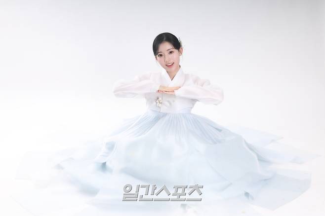배우 정다빈이 10일 오후 서울 순화동 KG타워에서 진행된 일간스포츠 설맞이 인터뷰에 앞서 곱게 차려 입은 한복 차림으로 포즈를 취하고 있다. 서병수 기자 qudtn@edaily.co.kr /2026.02.10/