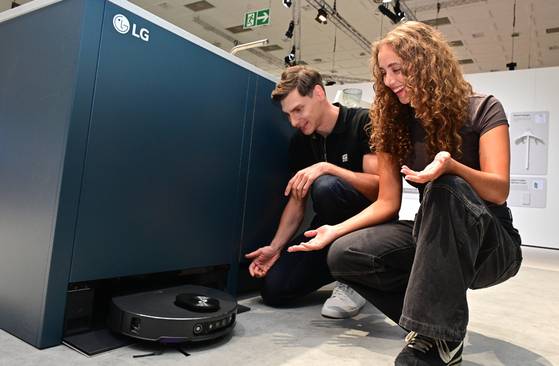 지난해 9월 독일 베를린에서 열린 가전 전시회 ‘IFA 2025’에서 LG전자 모델이 로봇청소기를 체험하고 있다. 사진 LG전자