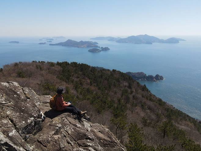 천황산 전망 바위에 앉아 하염없이 봄 바다를 바라봤다. 오른쪽 큰 섬이 욕지도다.