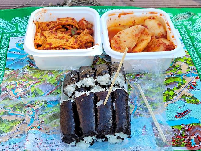 통영에서 도시락으로 충무김밥 가져가는 걸 추천한다. 바다를 보며 먹는 맛이 일품이다.