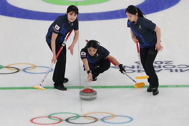 16일(현지시간) 이탈리아 코르티나담페초 컬링 올림픽 스타디움에서 열린 2026 밀라노ㆍ코르티나담페초 동계올림픽 컬링 여자 라운드로빈 한국과 중국의 경기에서 김민지가 투구하고 있다. 연합뉴스