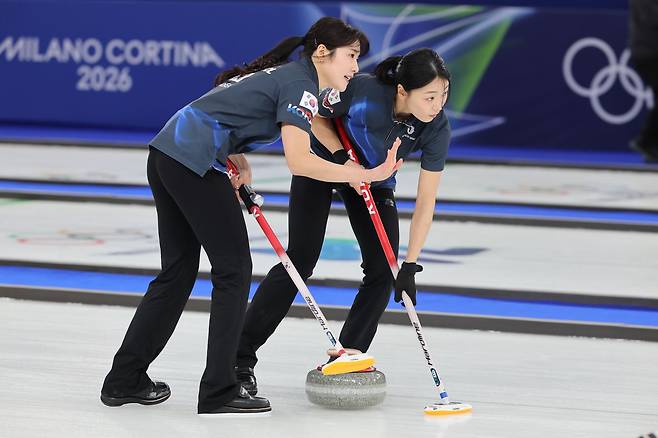 16일(현지시간) 이탈리아 코르티나담페초 컬링 올림픽 스타디움에서 열린 2026 밀라노ㆍ코르티나담페초 동계올림픽 컬링 여자 라운드로빈 한국과 중국의 경기에서 설예은과 김민지가 스위핑을 하고 있다. 연합뉴스
