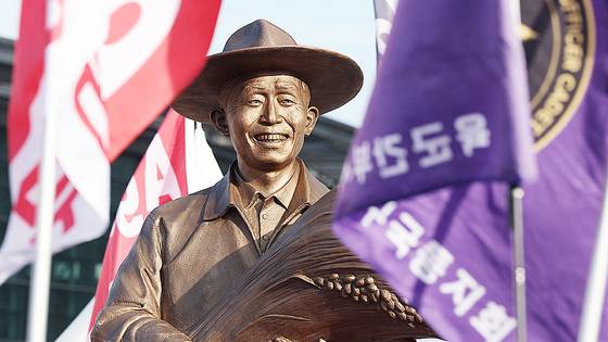 2024년 12월 23일 오후 동대구역 광장에 설치된 박정희 동상. 연합뉴스