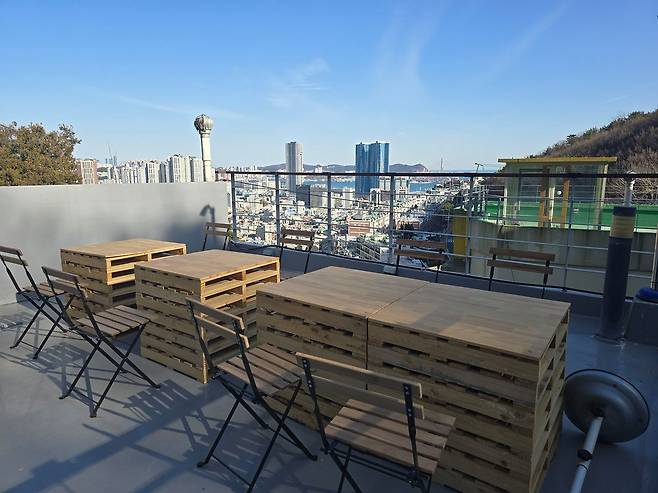 지난 4일 재개관한 이바구캠프 옥상 전경. 부산항과 산복도로 풍광이 한눈에 들어온다. 사진 이은지 기자