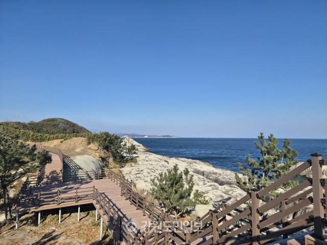 ▲ 고성군의 글로벌 브랜드로 기대되는 송지호 대섬 해양스카이워크가 상반기 개통을 앞두고 완성도 높이기에 한창이다.