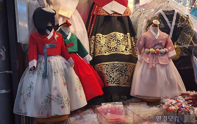서울 종로구 광장시장 한복 매장에 진열된 아동 한복. 사진=오세성 한경닷컴 기자