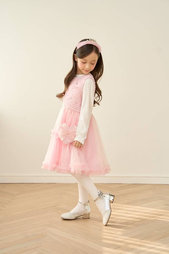 로엠걸즈 트위드 샤 원피스. 사진=로엠걸즈